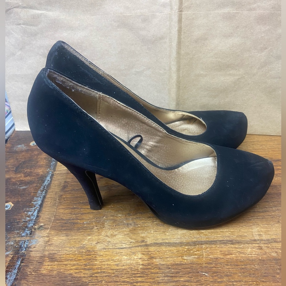 Etc! Etcetera Black faux suede velvet women’s heels size large 8